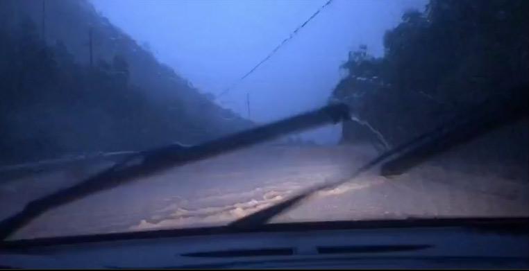图为6月16日晚,黄文秀遇难前在车里拍摄的遭遇洪水的情景